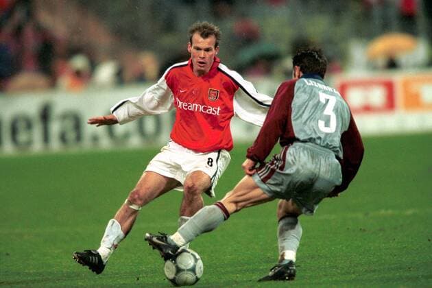 Fredrik Ljungberg (li., Arsenal) gegen Bixente Lizarazu (Bayern) Fußball EC 1 Herren Champions League 2000 2001, FC Bayern München - Arsenal London (England) 1:0, Vneg Gruppe Freddie, Freddy München Dynamik,