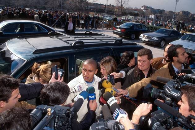 Roberto Carlos (Real Madrid) im Blickpunkt der Presse Fußball Herren Primera Division 1997 1998, 1. spanische Liga Totale München