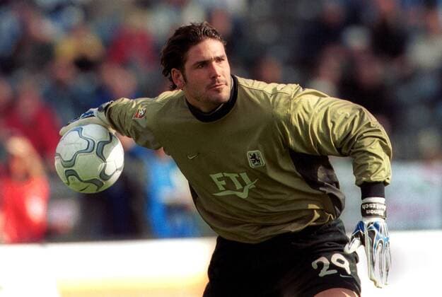 Torwart Simon Jentzsch (1860) - Abwurf Fußball 1. BL Herren Saison 2000 2001, Berlin - TSV 1860 München 3:0, CF, Vneg Einzelbild Olympiastadion Berlin