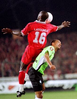 Moussa Latoundji (Cottbus, li.) gegen Tomislav Maric (Wolfsburg) Fußball 1. BL Herren Saison 2000 2001, FC Energie Cottbus - VfL Wolfsburg 0:0 Gruppe Stadion der Freundschaft Cottbus Dynamik