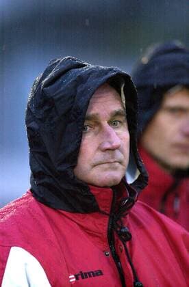 Trainer Reinhard Häfner (Hallescher FC) steht im Regen Fußball Herren Oberliga Nordost-Süd 2000 2001, Bischofswerda - Halle 0:1, HFC Porträt Wesenitzsportpark Bischofswerda