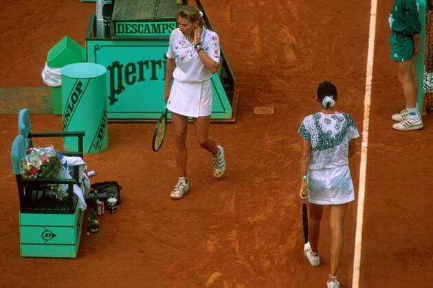 Steffi Graf (Deutschland, li.) und Monica Seles (USA) - Seitenwechsel Tennis Damen French Open 1992, Grand Slam, WTA-Tour, Sand, Sandplatz, Sandplatztennis, Sandplatzturnier Gruppe Roland Garros Paris