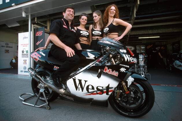Teamchef Sito Pons (Spanien Team Pons) auf einer Rennmaschine umrahmt von West Promotion Girls Motorsport WM Herren Weltmeisterschaft 2001, Motorrad, Motorradrennen, Motorradrennsport, Motorradsport Gruppe International Racing Course Suzuka