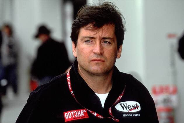 Teamchef Sito Pons (Spanien Team Pons) nachdenklich Motorsport WM Herren Weltmeisterschaft 2001, Motorrad, Motorradrennen, Motorradrennsport, Motorradsport Porträt International Racing Course Suzuka Nachdenklichkeit,