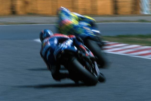 Verfolgung beim 500er - Rennen in Suzuka Motorsport WM Herren Weltmeisterschaft 2001, Motorrad, Motorradrennen, Motorradrennsport, Motorradsport, Vdia Gruppe International Racing Course Suzuka