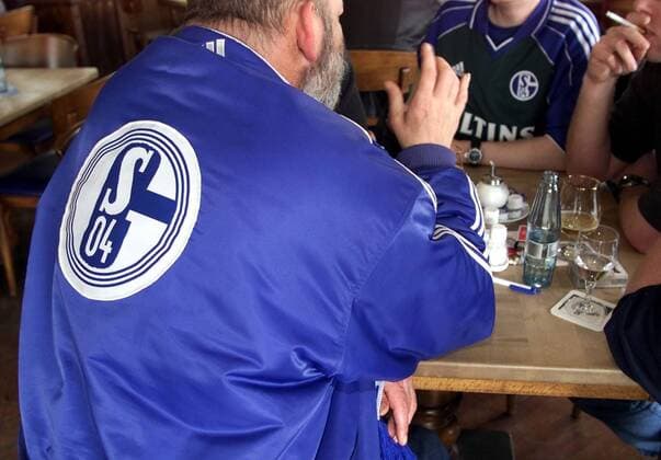 Stammtisch der Fans in der Fankneipe Der Schalker Fußball 1. BL Herren Saison 2000 2001: FC Schalke 04 Gruppe Gelsenkirchen