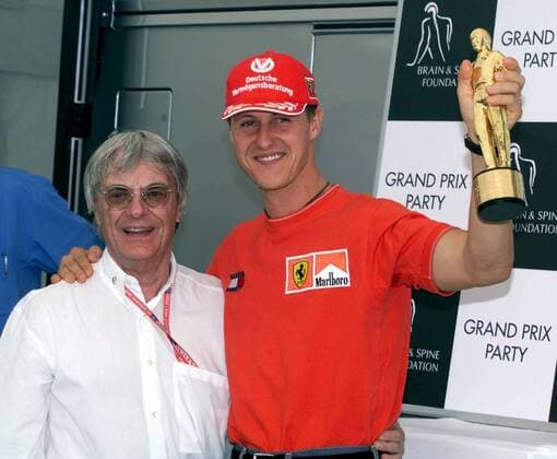 Formel 1-Chef Bernie Ecclestone (li., Großbritannien) und Michael Schumacher (Deutschland Ferrari) bei der Verleihung des Bernie-Awards Motorsport Grand Prix Herren Großer Preis von Spanien 2001, Formel 1, F1, F, GP, WM, Weltmeisterschaft, Vdig, Award Gruppe Circuit de Catalunya Barcelona