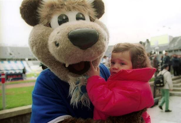 Maskottchen Herthinho (Hertha) mit Alessandra (Tochter von Alex Alves Hertha) Fußball 1. BL Herren Saison 2000 2001, Hertha BSC Berlin, Vneg Gruppe Olympiastadion Berlin