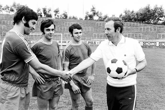 Trainer Dietrich Weise (re.) begrüßt die Neuzugänge Hans-Jürgen Henkes, Hermann Bitz und Wolfgang Seel (alle Lautern) Fußball 1. BL Herren Saison 1971 1972, Vorstellung, Präsentation, Pressetermin, 1. FC Kaiserslautern Gruppe Kaiserslautern