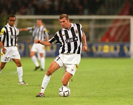 Zinedine Zidane (Juve) am Ball Fußball Herren Serie A 2000 2001, 1. italienische Liga, Juventus Turin Einzelbild Stadio Delle Alpi Turin Dynamik,