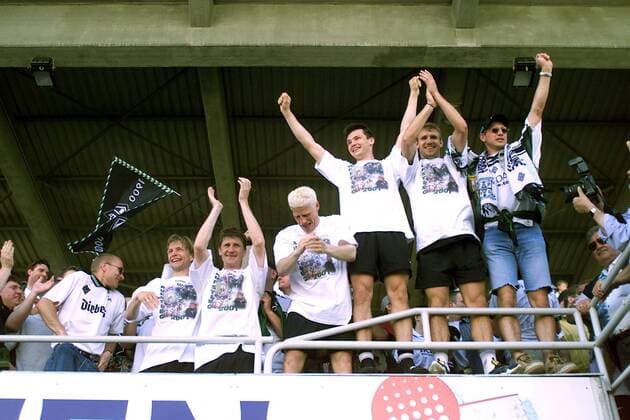 Gladbacher Aufstiegsfeier im Playmobil-Stadion von Fürth, v. li.: Berthil ter Avest, Peter Nielsen, Max Eberl, Benjamin Auer und Marcello José Pletsch feiern zusammen mit den Fans Fußball 2. BL Herren Saison 2000 2001, Fürth - Borussia Mönchengladbach 2:2, Gladbach Totale Playmobil-Stadion Fürth Freude, Begeisterung,