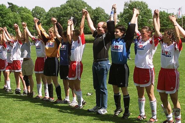Deutscher Meister 1. FFC Frankfurt: die Spielerinnen feiern mit der Laola-Welle Fußball 1. BL Damen Frauenfußball 2000 2001, Frauen, 1. FFC Frankfurt Totale Stadion am Brentanobad Frankfurt M. Freude,