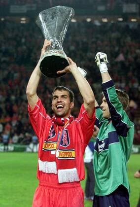Markus Babbel jubelt mit der Trophäe, re. Torwart Sander Westerveld (beide Liverpool) Fußball EC 3 Herren UEFA-Cup 2000 2001, Europapokal: FC Liverpool (England) Gruppe Westfalenstadion Dortmund Freude, Begeisterung