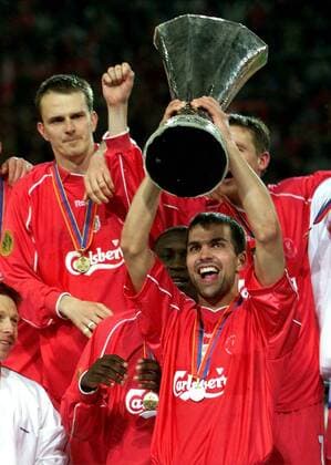 Markus Babbel jubelt mit der Trophäe, li. hinten Dietmar Hamann (beide Liverpool) Fußball EC 3 Herren UEFA-Cup 2000 2001, Europapokal: FC Liverpool (England) Gruppe Westfalenstadion Dortmund Freude, Begeisterung