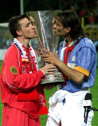Patrik Berger (re.) und Vladimir Smicer (beide Liverpool) küssen die Trophäe Fußball EC 3 Herren UEFA-Cup 2000 2001, Europapokal: FC Liverpool (England) - Deportivo Alavés (Spanien) 5:4 n.V., CD Gruppe Westfalenstadion Dortmund Glück Freude, Begeisterung