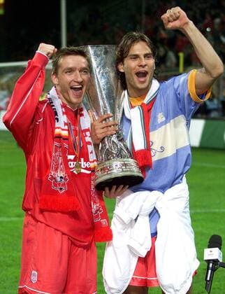 Patrik Berger (re.) und Vladimir Smicer (beide Liverpool) jubeln mit der Trophäe Fußball EC 3 Herren UEFA-Cup 2000 2001, Europapokal: FC Liverpool (England) - Deportivo Alavés (Spanien) 5:4 n.V., CD Gruppe Westfalenstadion Dortmund Freude, Begeisterung