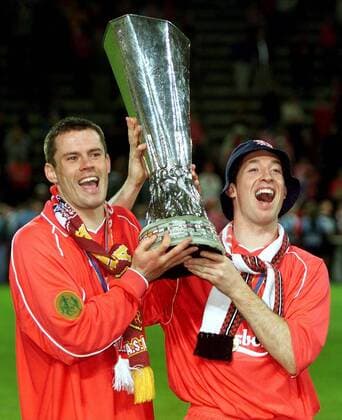 Robbie Fowler (re.) und Jamie Carragher (beide Liverpool) jubeln mit der Trophäe Fußball EC 3 Herren UEFA-Cup 2000 2001, Europapokal: FC Liverpool (England) Gruppe Westfalenstadion Dortmund Freude, Begeisterung