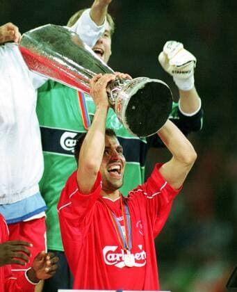 Markus Babbel (Liverpool) präsentiert den UEFA-Pokal Fußball EC 3 Herren UEFA-Cup 2000 2001, Pokal, Europapokal, Europacup, Liverpool FC (England), Vneg Einzelbild Westfalenstadion Dortmund Begeisterung, Freude,