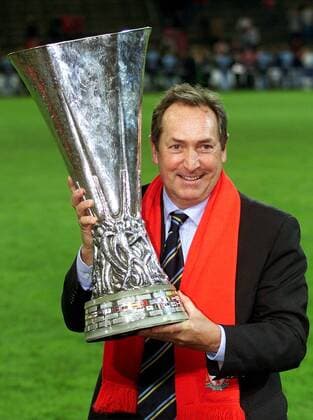 Trainer Gerard Houllier (Liverpool) mit der Trophäe Fußball EC 3 Herren UEFA-Cup 2000 2001, Europapokal: FC Liverpool (England) Einzelbild Westfalenstadion Dortmund Freude,