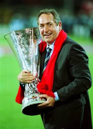 Trainer Gérard Houllier (Liverpool) präsentiert den UEFA-Pokal Fußball EC 3 Herren UEFA-Cup 2000 2001, Pokal, Europapokal, Europacup, Liverpool FC (England), Vneg Einzelbild Westfalenstadion Dortmund Begeisterung, Freude,