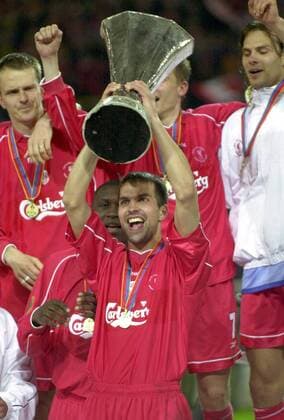Markus Babbel jubelt mit der Trophäe, li. hinten Hamann (beide Liverpool) Fußball EC 3 Herren UEFA-Cup 2000 2001, Europapokal: FC Liverpool (England) Gruppe Westfalenstadion Dortmund Freude,