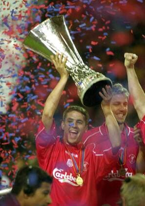 Michael Owen (Liverpool) jubelt mit der Trophäe Fußball EC 3 Herren UEFA-Cup 2000 2001, Europapokal: FC Liverpool (England) Gruppe Westfalenstadion Dortmund Freude,