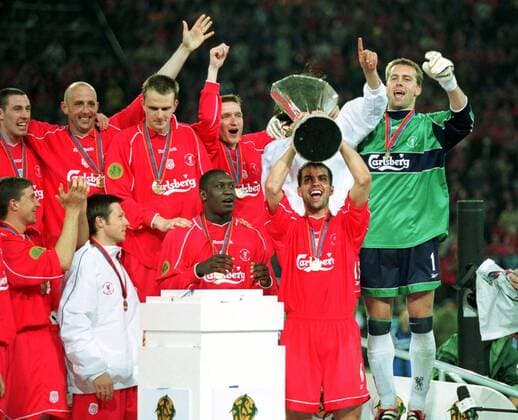 Markus Babbel (re.) präsentiert zusammen mit seinen Teamkollegen (alle Liverpool) den UEFA-Pokal, hi.R.v.re.: Sander Westerveld, Vladimir Smicer, Dietmar Hamann, Gary McAllister; vorn 2.v.re.: Emile Heskey Fußball EC 3 Herren UEFA-Cup 2000 2001, Pokal, Europapokal, Europacup, Finale, Endspiel, Vneg Gruppe Westfalenstadion Dortmund Begeisterung, Freude,