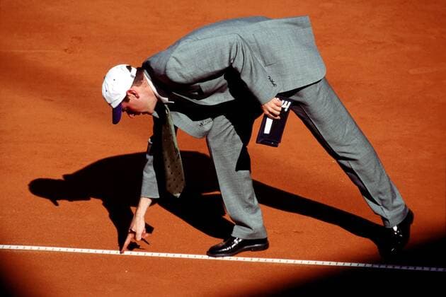 Linienrichter schaut sich den Ballabdruck an Tennis Damen Betty Barclay Cup 2001, WTA-Tour, Sand, Sandplatz, Sandplatztennis, Sandplatzturnier Einzelbild Am Rothenbaum Hamburg
