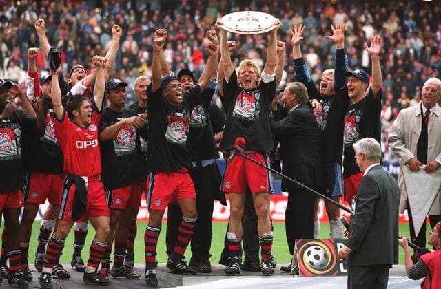 Jubel der Bayernspieler nach der gewonnenen Deutschen Meisterschaft Fußball 1. BL Herren Saison 2000 2001, Hamburg - FC Bayern München 1:1 Totale Volksparkstadion Hamburg Freude, Begeisterung, Überlegenheit,