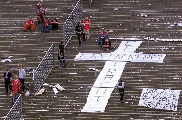 Grabesstimmung im Frankfurter-Fanblock Fußball 1. BL Herren Saison 2000 2001, Eintracht Frankfurt Gruppe Waldstadion Frankfurt M. Leere, Wut, Enttäuschung,
