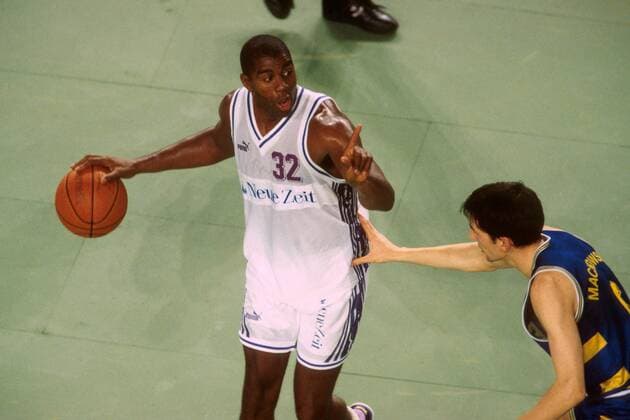 Earvin Magic Johnson (USA) am Ball, attackiert von Sebastian Machowski (ALBA) Basketball Herren NBA 1993, National Basketball Association: Magic-Team - ALBA Berlin, Freundschaftsspiel, Gruppe Berlin