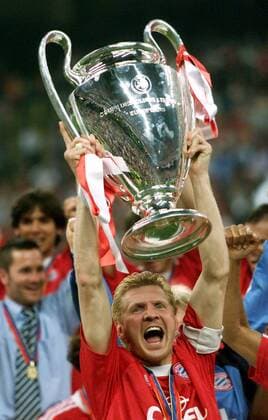 Stefan Effenberg (Bayern) präsentiert stolz den Champions-League-Pokal Fußball EC 1 Herren Champions League 2000 2001, Finale, Endspiel, FC Bayern München Einzelbild Stadio Giuseppe-Meazza, San Siro Mailand Freude, Begeisterung,