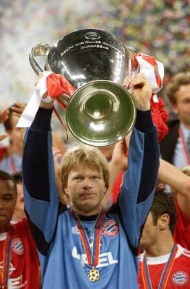 Torwart Oliver Kahn (Bayern) mit dem Champions-League-Pokal Fußball EC 1 Herren Champions League 2000 2001, Finale, Endspiel, FC Bayern München Gruppe Stadio Giuseppe-Meazza, San Siro Mailand Freude,