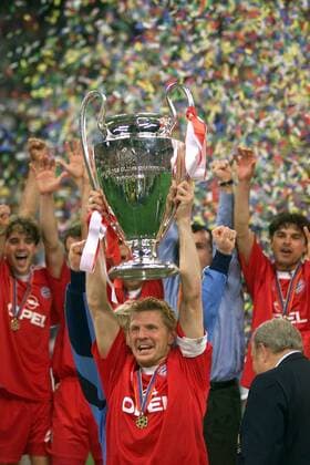 Stefan Effenberg (Bayern) präsentiert stolz den Pokal Fußball EC 1 Herren Champions League 2000 2001, Finale, Endspiel, FC Bayern München Einzelbild Giuseppe-Meazza-Stadion San Siro Mailand Freude,