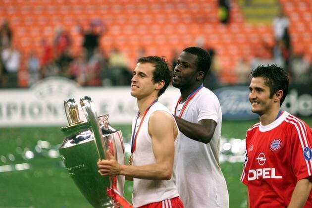 V. li.: Mehmet Scholl, Samuel Osei Kuffour und Bixente Lizarazu (alle Bayern) mit Pokal Fußball EC 1 Herren Champions League 2000 2001, Finale, Endspiel, FC Bayern München Gruppe Giuseppe-Meazza-Stadion San Siro Mailand Freude,