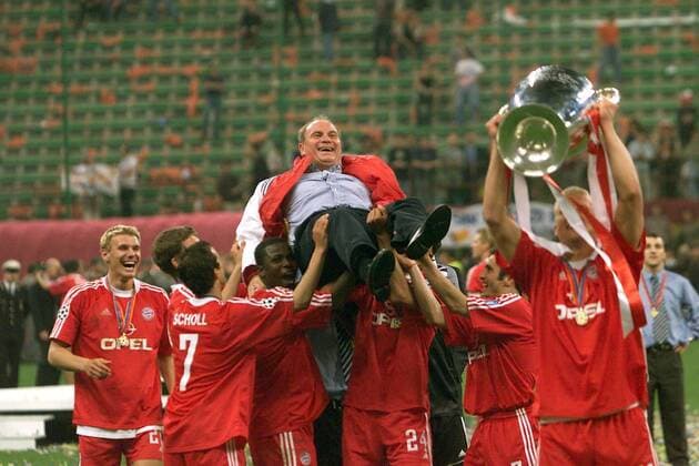 Manager Uli Hoeneß wird von seinen Jungs gefeiert, rechts Jancker (beide Bayern) mit Pokal Fußball EC 1 Herren Champions League 2000 2001, Finale, Endspiel, FC Bayern München Totale Giuseppe-Meazza-Stadion San Siro Mailand Freude,