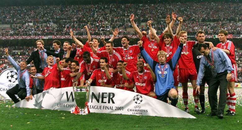 Der FC Bayern München feiert den Sieg der Champions League 2000 2001 Fußball EC 1 Herren Champions League 2000 2001, Finale, Endspiel, FC Bayern München, Vdig Totale Stadio Giuseppe-Meazza, San Siro Mailand Begeisterung, Freude,