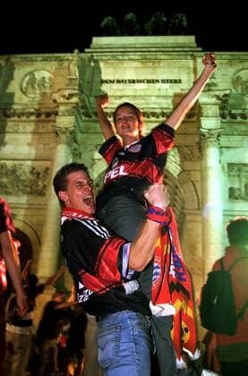 Bayern-Fans feiern auf der Münchener Leopoldstraße Fußball EC 1 Herren Champions League 2000 2001, FC Bayern München, Vdig Gruppe Leopoldstraße München Begeisterung, Freude,
