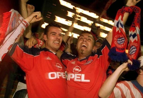 Zwei Bayern-Fans feiern Münchener Olympiastadion den Sieg der Bayern Fußball EC 1 Herren Champions League 2000 2001, FC Bayern München, Vdig Gruppe Olympiastadion München Freude, Begeisterung