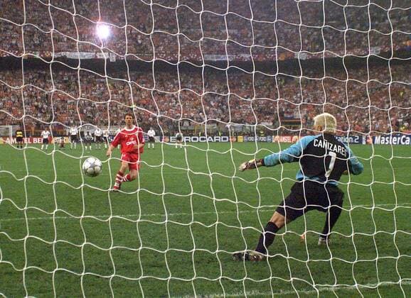 Torwart José Santiago Canizares (Valencia) machtlos gegen den Elfmeter von Thomas Linke (Bayern) Fußball EC 1 Herren Champions League 2000 2001, Finale, Endspiel, FC Bayern München - CF Valencia (Spanien) 5:4 n.E. Gruppe Giuseppe-Meazza-Stadion San Siro Mailand Dynamik, Spannung
