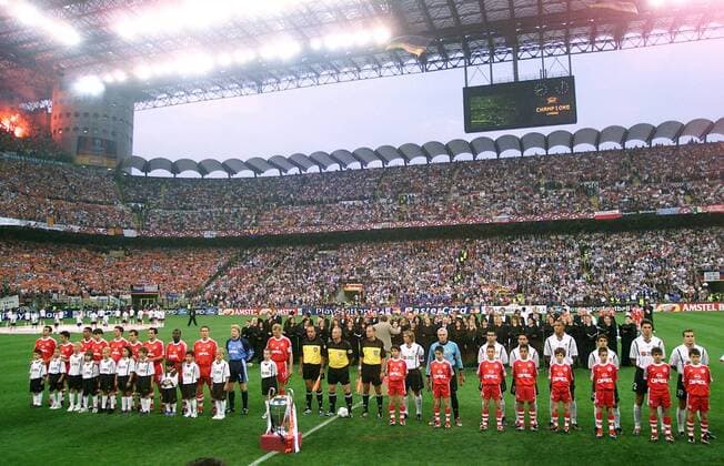 Die Mannschaften von Bayern und Valencia nehmen vor Spielbeginn Aufstellung Fußball EC 1 Herren Champions League 2000 2001, Finale, Endspiel, FC Bayern München - CF Valencia (Spanien) 5:4 n.E. Totale Giuseppe-Meazza-Stadion San Siro Mailand