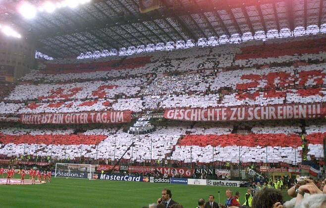 Bayern-Fans sind sich sicher: Heute ist ein guter Tag, um Geschichte zu schreiben Fußball EC 1 Herren Champions League 2000 2001, Finale, Endspiel, FC Bayern München Totale Giuseppe-Meazza-Stadion San Siro Mailand Masse