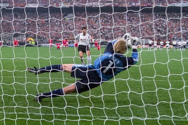 Torhüter Oliver Kahn (Bayern) hält den entscheidenden Elfmeter von Mauricio Pellegrino (Valencia) Fußball EC 1 Herren Champions League 2000 2001, Endspiel, Finale, FC Bayern München - CF Valencia (Spanien) 5:4 n.E. Gruppe Stadio Giuseppe-Meazza, San Siro Mailand Dynamik, Abwehr