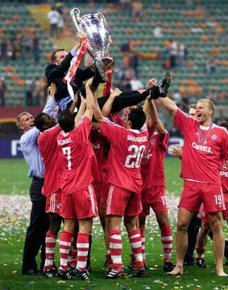 Trainer Ottmar Hitzfeld (Bayern) wird von seinen Jungs gefeiert Fußball EC 1 Herren Champions League 2000 2001, Finale, Endspiel, FC Bayern München Gruppe Giuseppe-Meazza-Stadion San Siro Mailand Harmonie Freude, Begeisterung