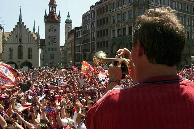 Tausende Bayern-Fans begrüßen ihre Jungs auf dem Marienplatz Fußball EC 1 Herren Champions League 2000 2001, FC Bayern München Totale München Masse Freude,