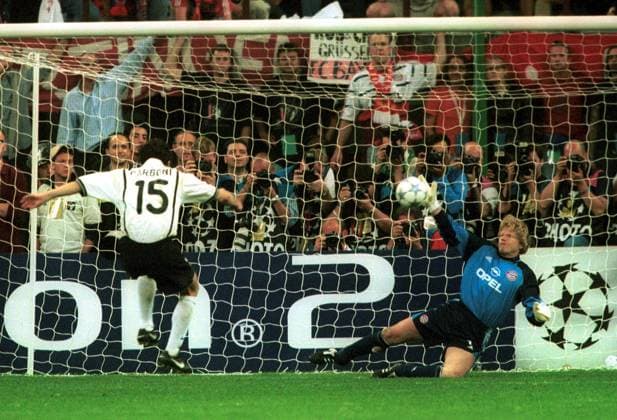 Oliver Kahn (Bayern) pariert den Elfmeter von Amedeo Carboni (Valencia) Fußball EC 1 Herren Champions League 2000 2001, Finale, Endspiel, FC Bayern München - CF Valencia (Spanien) 5:4 n.E. Gruppe Giuseppe-Meazza-Stadion San Siro Mailand Dynamik, Abwehr,
