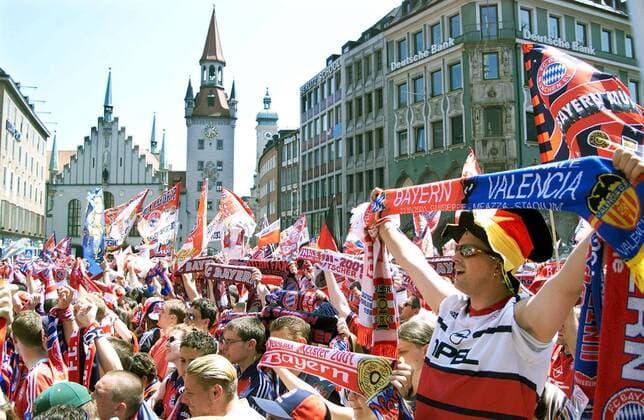 Fußball, FC Bayern München, Champions League Sieger 2001 Bayern-Fans feiern auf dem Marienplatz Fußball EC 1 Herren Champions League 2000 2001, Feier, Siegesfeier, Sieg, Sieger, Europacupsieger, FC Bayern München Totale Rathaus, Rathausplatz, Rathausbalkon, Marienplatz Balkon, München Masse, Begeisterung, Freude,