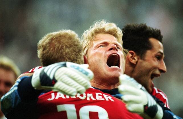 Fußball, FC Bayern München, Champions League Sieger 2001 Torwart Oliver Kahn (Bayern) jubelt Fußball EC 1 Herren Champions League 2000 2001: FC Bayern München, Finale, Endspiel Gruppe Stadio Giuseppe-Meazza, San Siro Mailand Begeisterung, Freude,