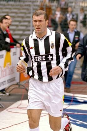 Zinedine Zidane (Juve) - Einlaufen Fußball Herren Serie A 2000 2001, 1. Italienische Liga: Juventus Turin Einzelbild Stadio Delle Alpi Turin  
