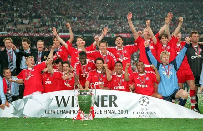 Fußball, FC Bayern München, Champions League Sieger 2001 Championsleague Sieger Bayern - H.v.li. Torwart Stefan Wessels, Assistent Michael Henke, Trainer Ottmar Hitzfeld, Roque Santa Cruz, Thomas Linke, Patrik Andersson, Ciriaco Sforza, Carsten Jancker, Owen Hargreaves, Stefan Effenberg, Torwart Bernd Dreher,.. Fußball EC 1 Herren Champions League 2000 2001, Finale, Endspiel, FC Bayern München Totale Mannschaftsfoto, Mannschaftsbild Mailand Sieger, Trainer, Coach, Trophäe, Freude, Begeisterung